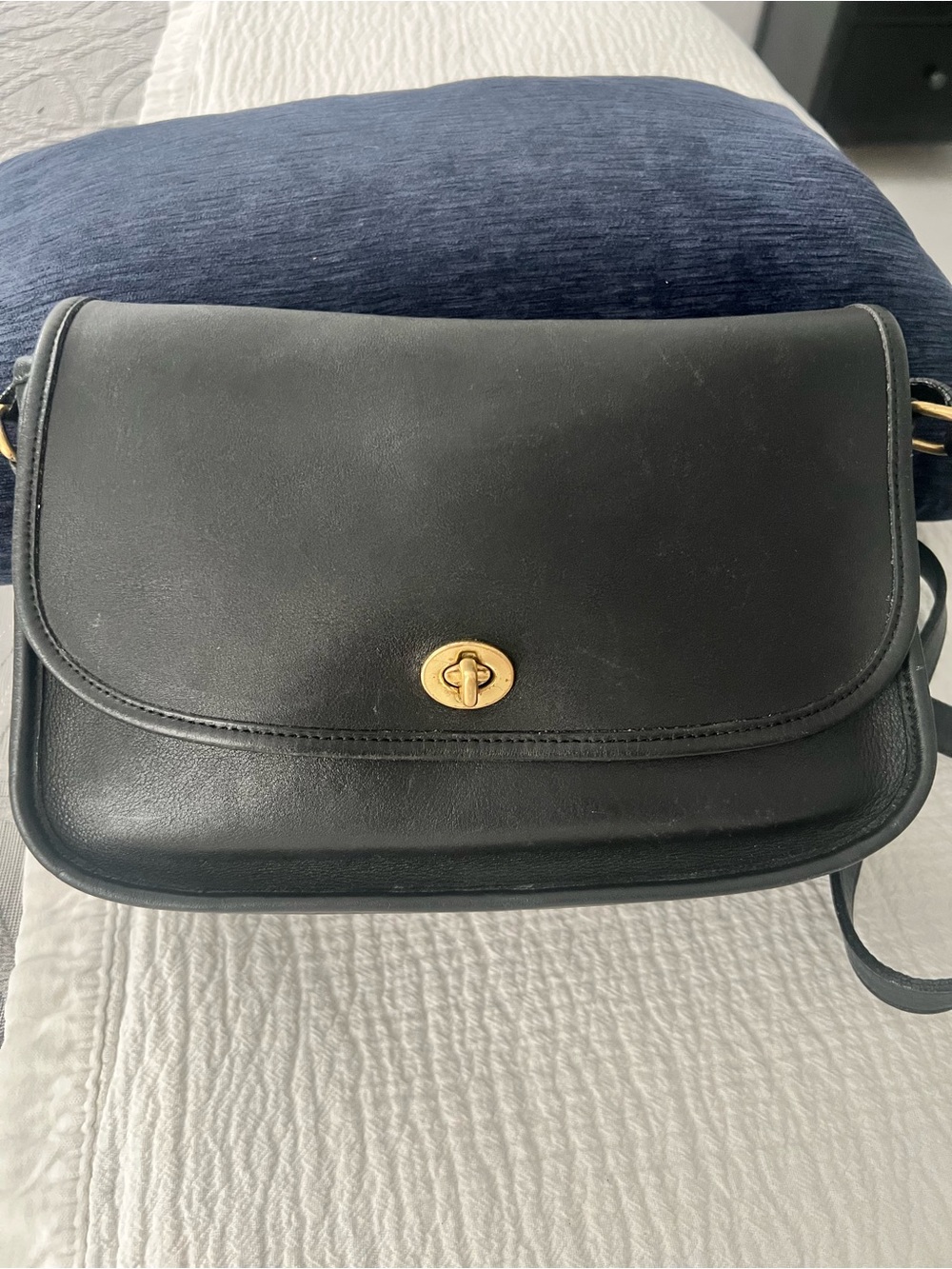 Vintage Coach Black Leather Saddle Crossbody with Gold Turnlock - Picture 2 of 11
